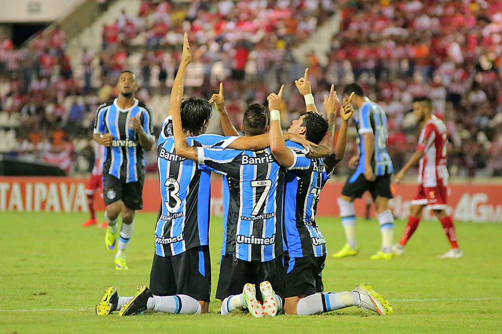 Grêmio vence por 3 a 1, elimina o CRB e vai encarar o Criciúma