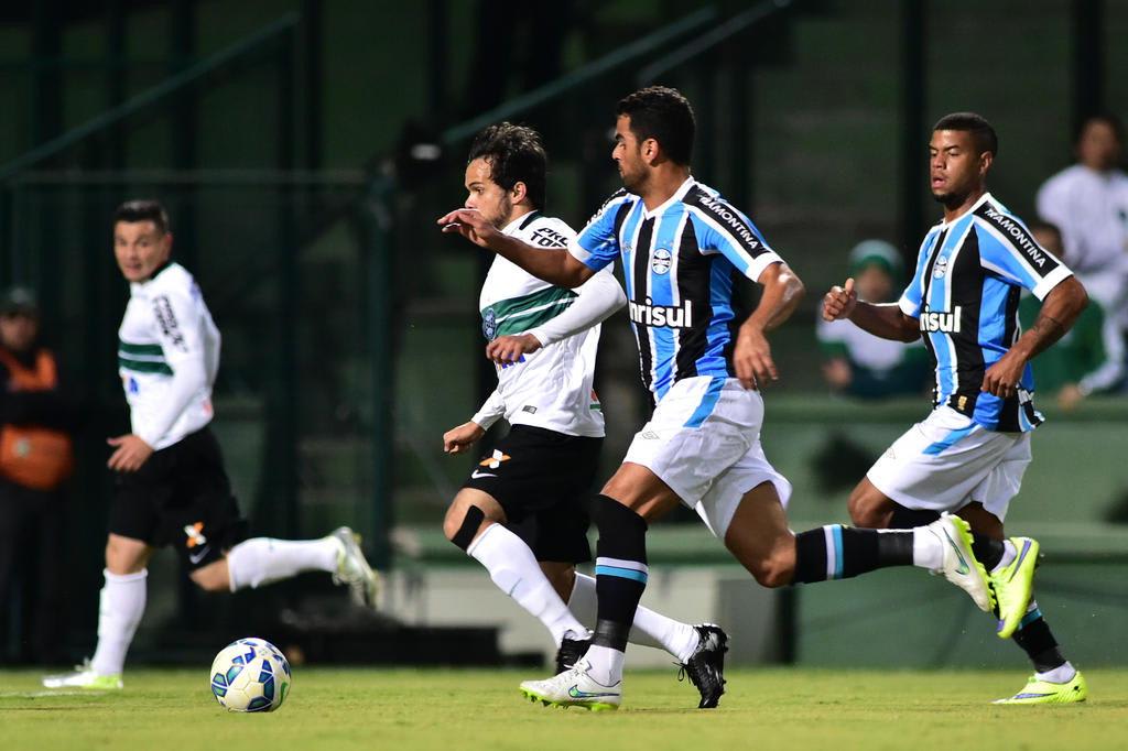 Com direito a gol contra, Grêmio perde por 2 a 0 para o Coritiba