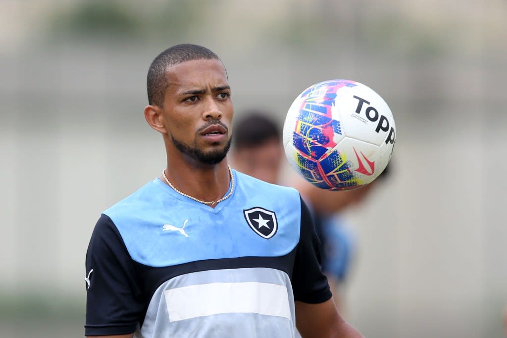 Grêmio faz sondagem ao lateral-direito Luis Ricardo, do Botafogo