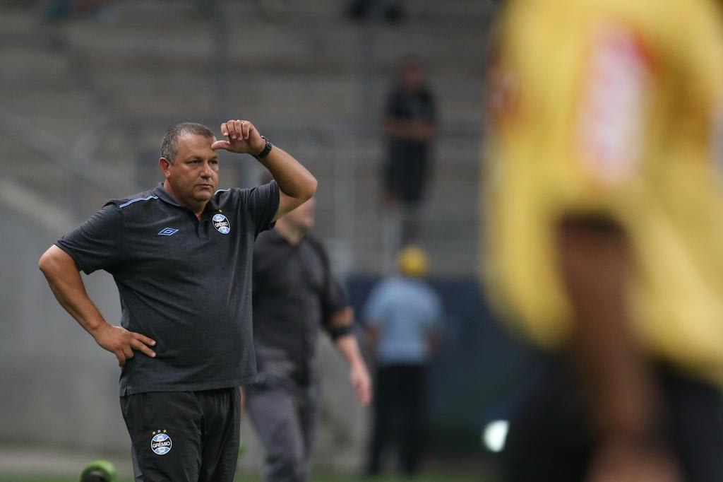 Técnico interino elogia entrega do Grêmio em vitória na marra