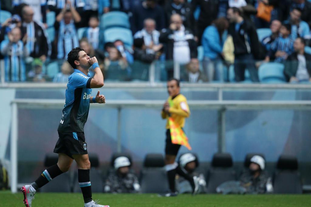Exame aponta lesão, e Giuliano desfalcará Grêmio contra Palmeiras
