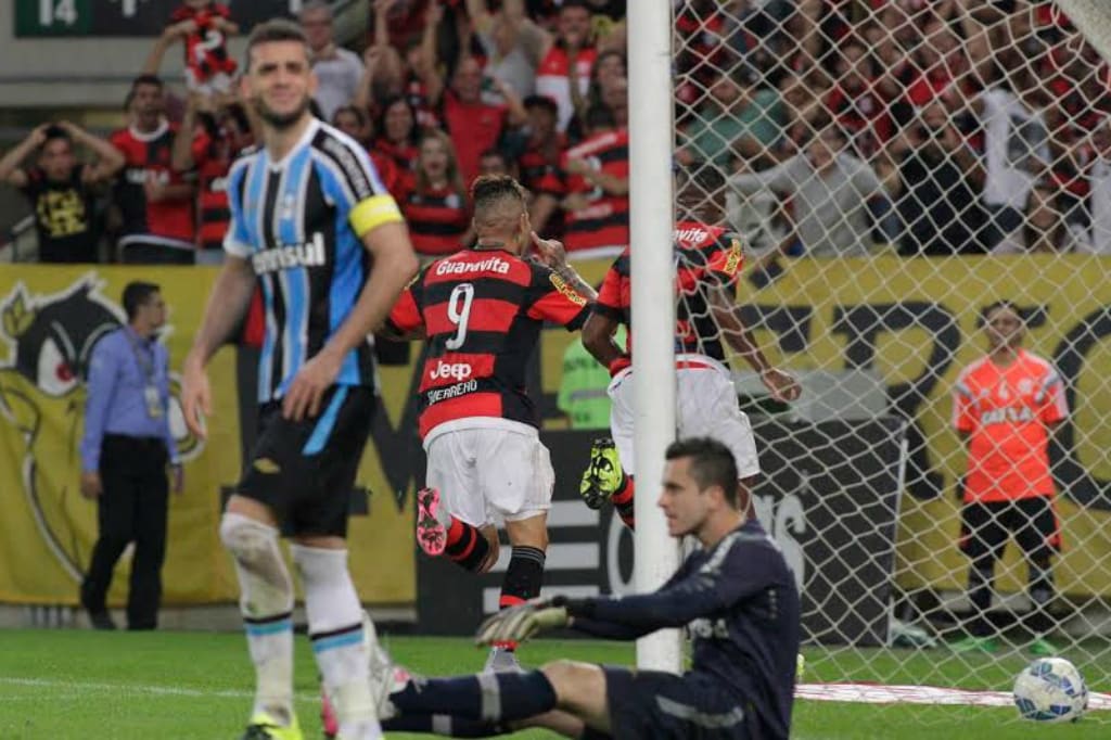 Pouco inspirado, Grêmio é derrotado pelo Flamengo no Maracanã