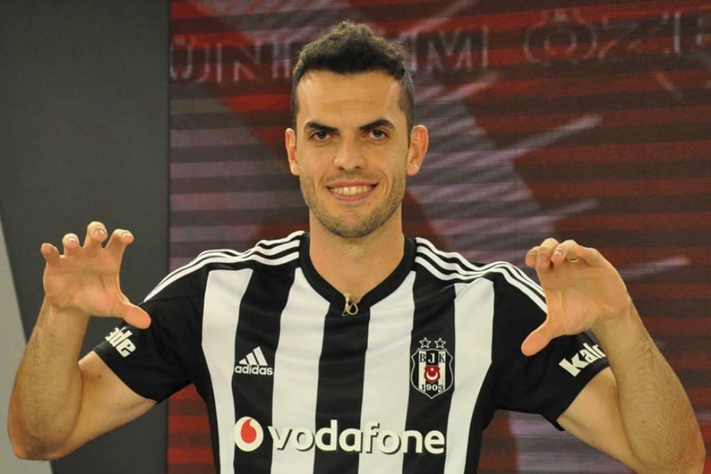 FOTO: com a pose da águia, Rhodolfo homenageia o Besiktas