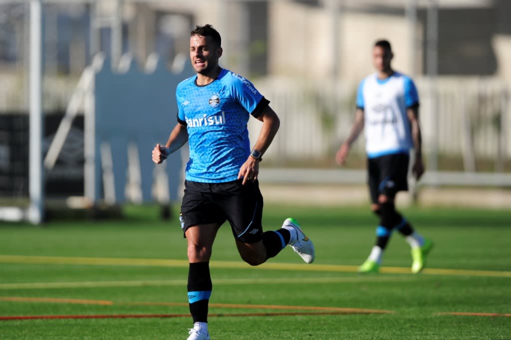 Antes de ser apresentado, Bobô estreia com gol em treino