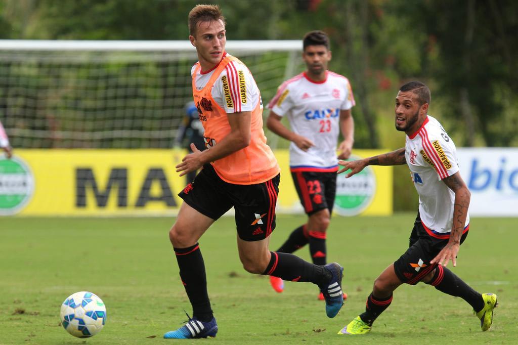 Cabeça está no Flamengo, diz Bressan sobre volta ao Grêmio