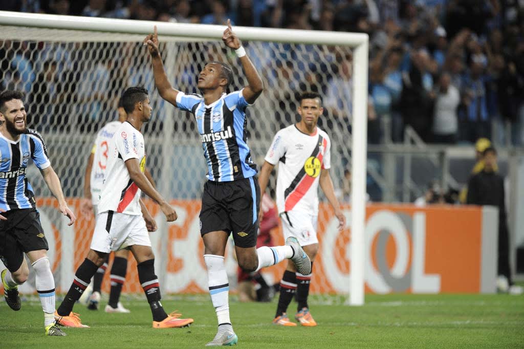 Com golaço de Galhardo, Grêmio vira e vence o Joinville na Arena