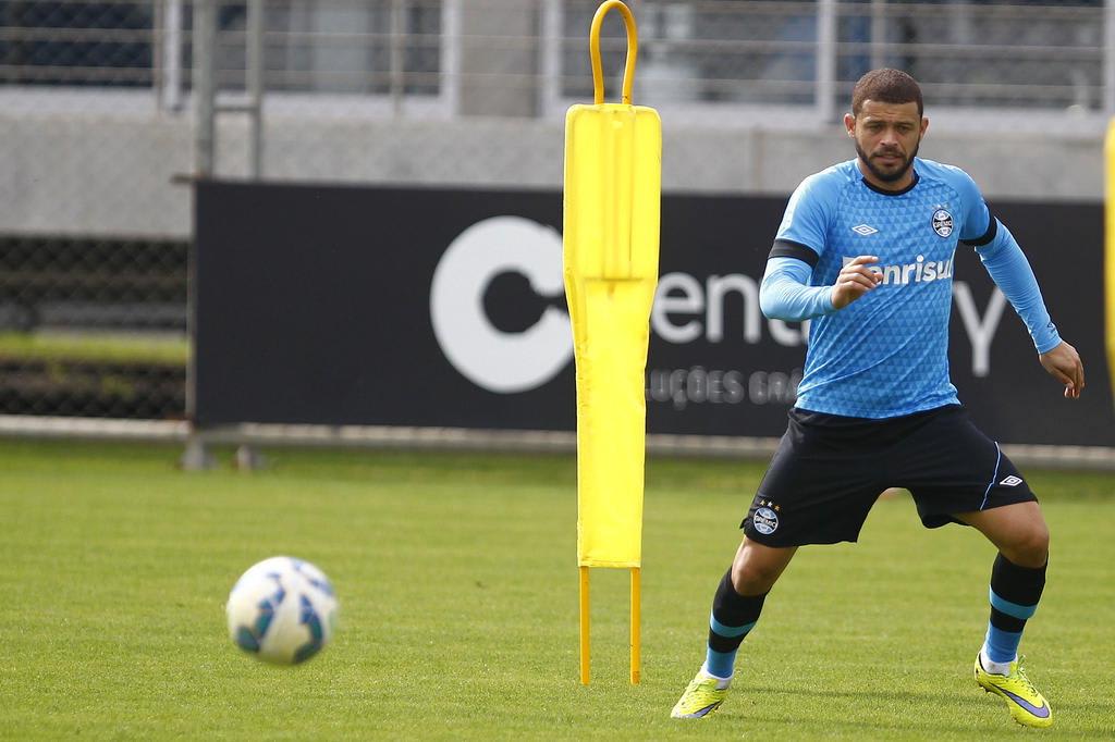 Edinho pede inteligência ao Grêmio contra o Coritiba: Temos que entrar forte