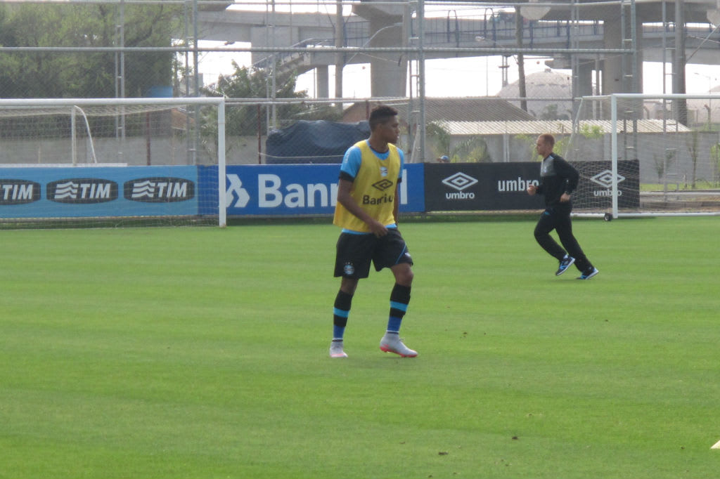 Titulares ficam na academia, e reservas treinam posse de bola no Grêmio