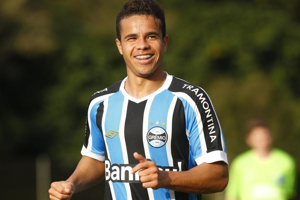 Indicado por Luís Carlos Goiano ao Grêmio, conheça o centroavante Batista