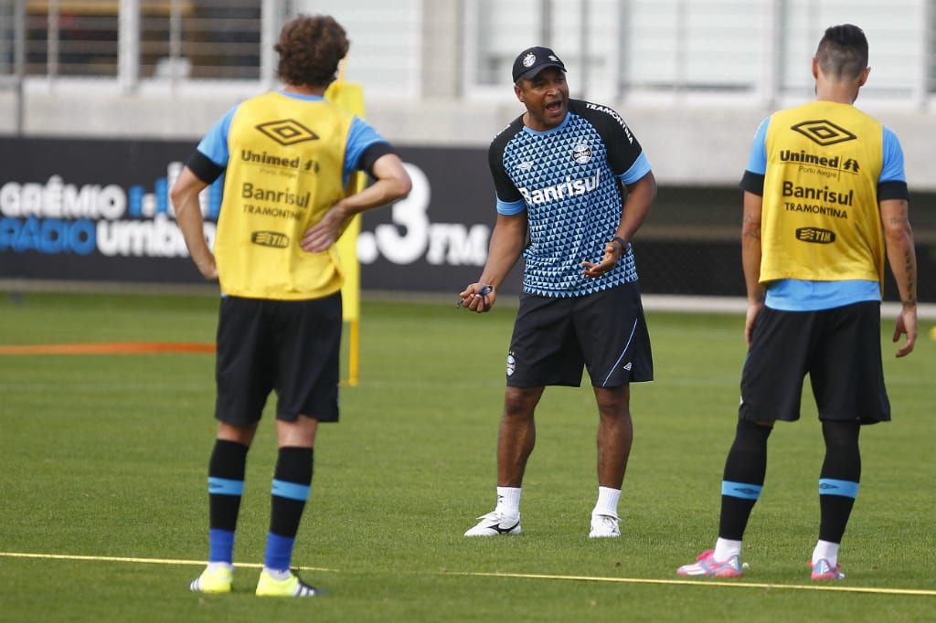 Com cinco desfalques, Roger testa substitutos em treino de alta intensidade