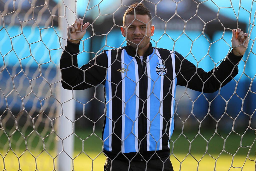 Destaque no Grêmio, Bobô afirma: Preciso fazer gol em todos os jogos