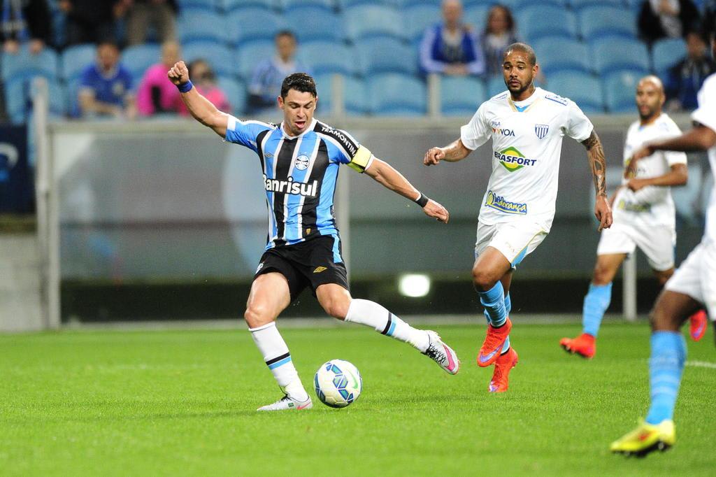 Leonardo Oliveira: Giuliano é o grande reforço do Grêmio em 2015