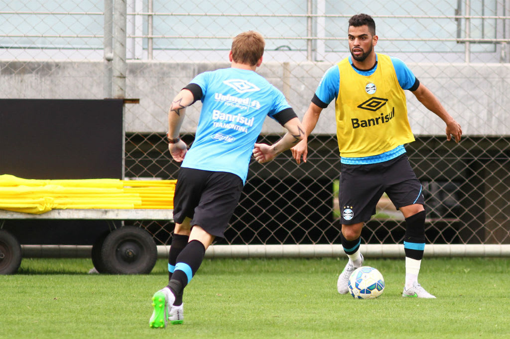 Roger cobra esforço máximo e esboça time titular com Maicon