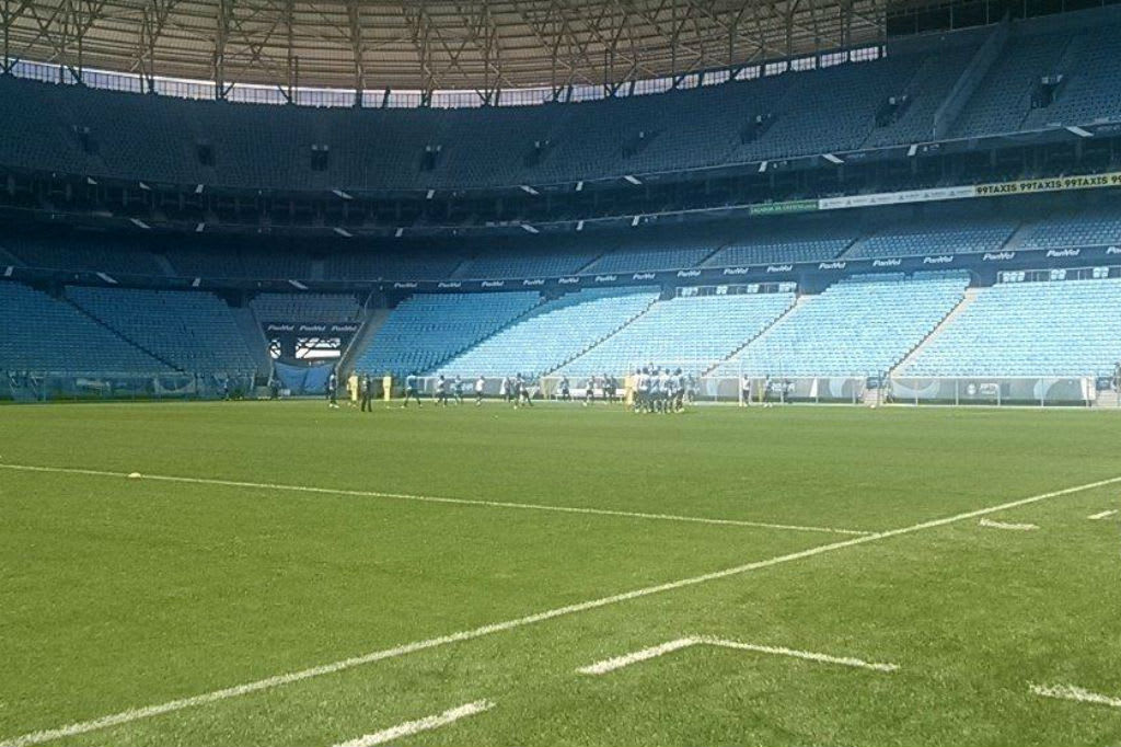 No último treino antes do retorno, Grêmio foca na bola aérea