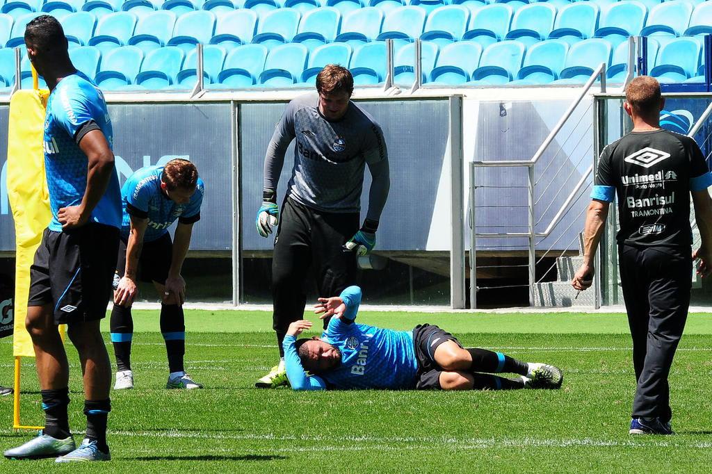 Edinho passará por cirurgia e fica afastado por um mês no Grêmio