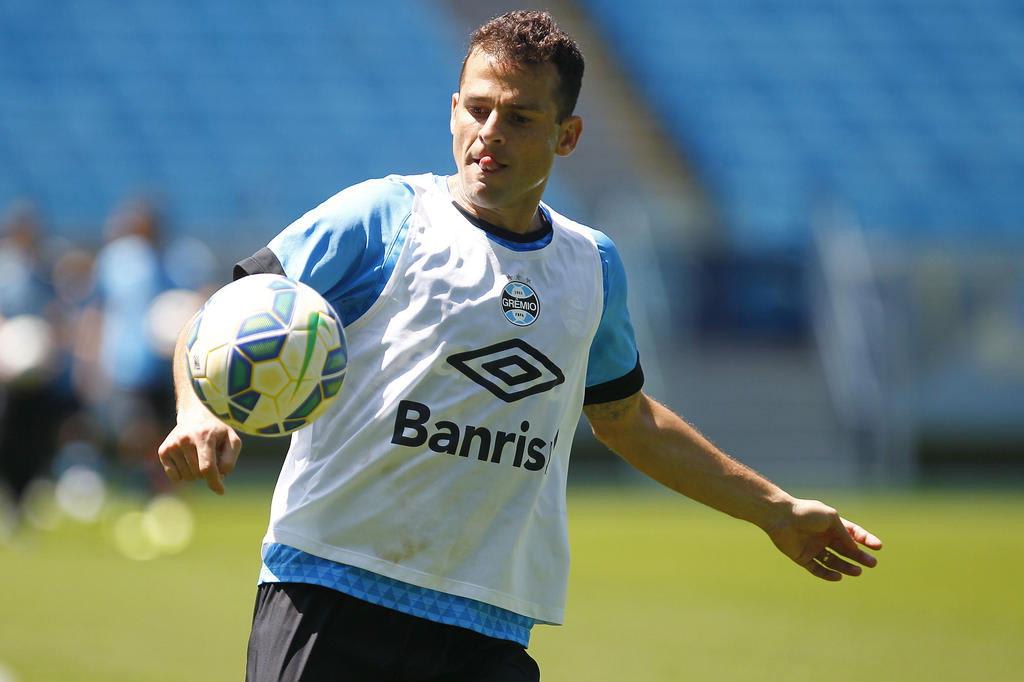 Com Bobô e pelo alto: Grêmio encara Santos na volta do Brasileiro