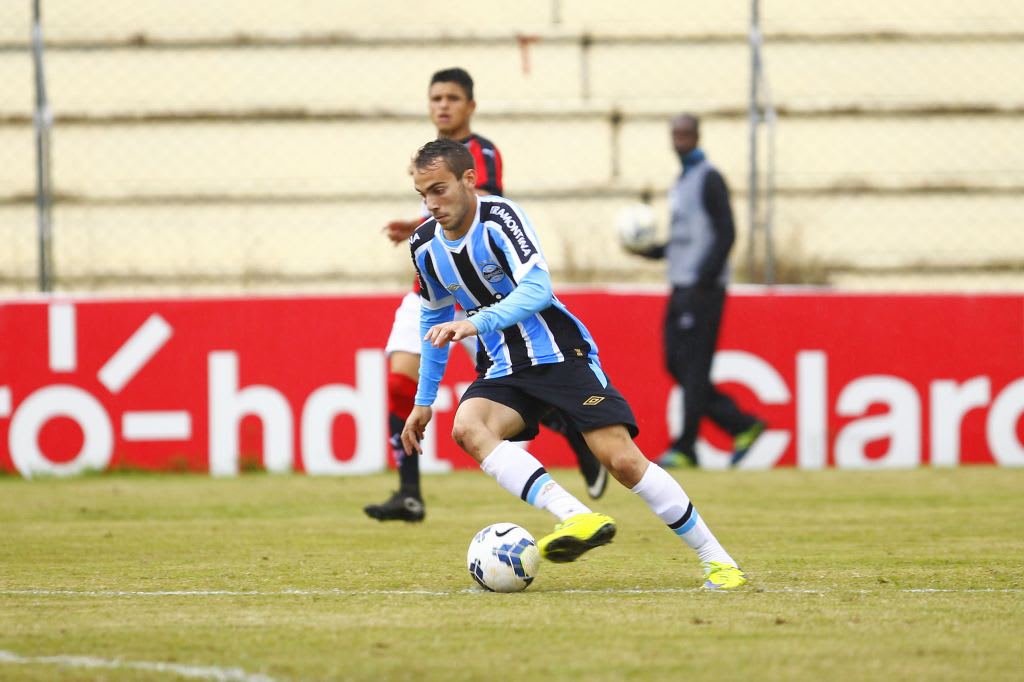 Roger promove meia destaque do time B ao profissional do Grêmio