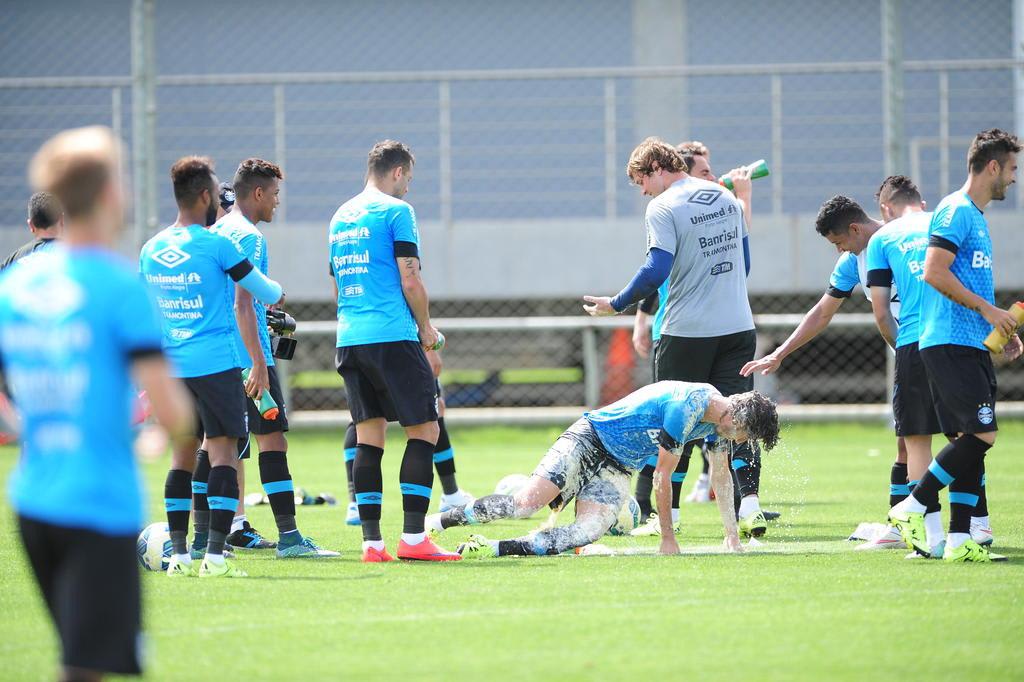 Comemoração de Galhardo e visitas a Roger: os bastidores do treino do Grêmio