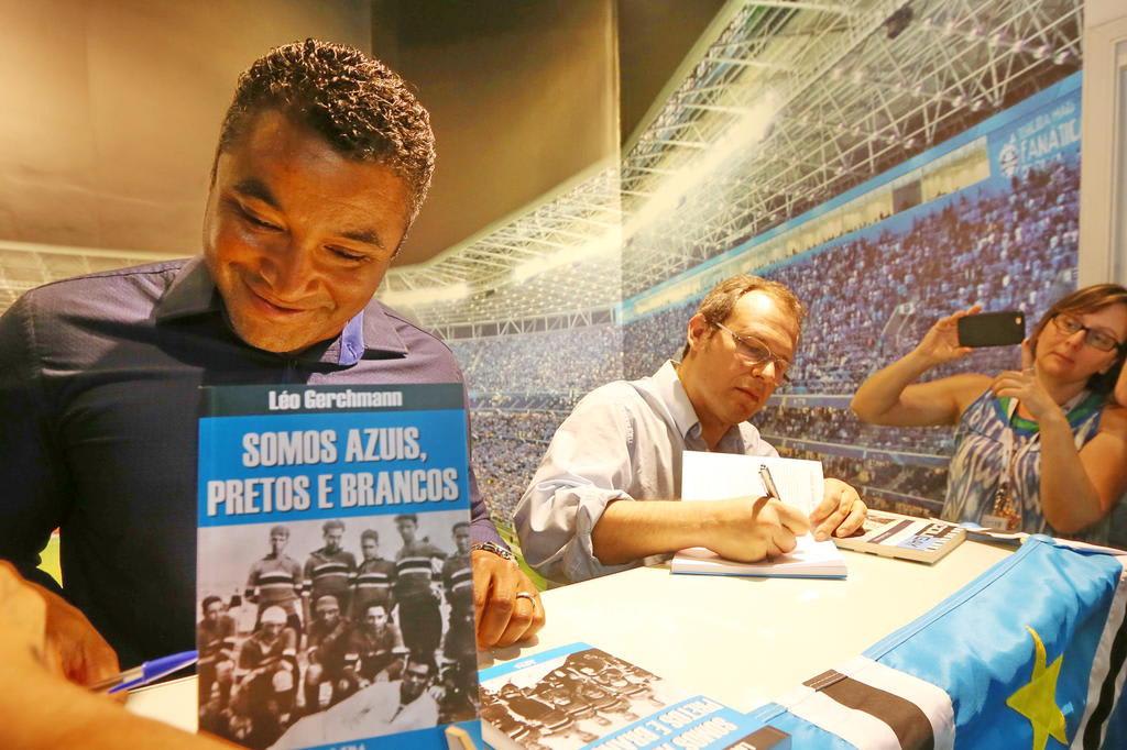 Jogadores do Grêmio entregarão livro para atletas do Fluminense