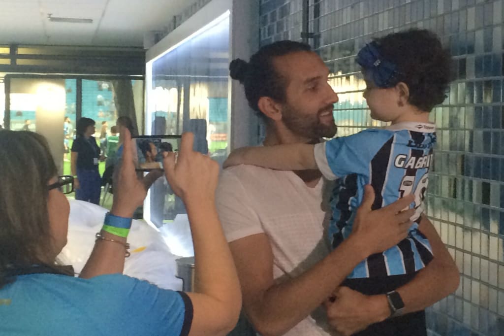 Barcos reencontra Piratinha Gabrieli na Arena antes de Grêmio x Flu