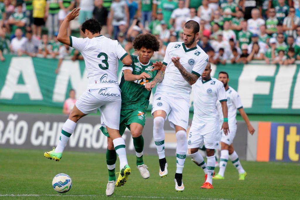 Goiás adia definição sobre liberação de Fred ao Grêmio para terça-feira