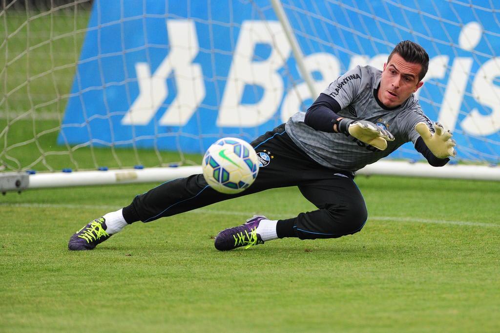 Com dores no pé esquerdo, Grohe será reavaliado durante a semana no Grêmio