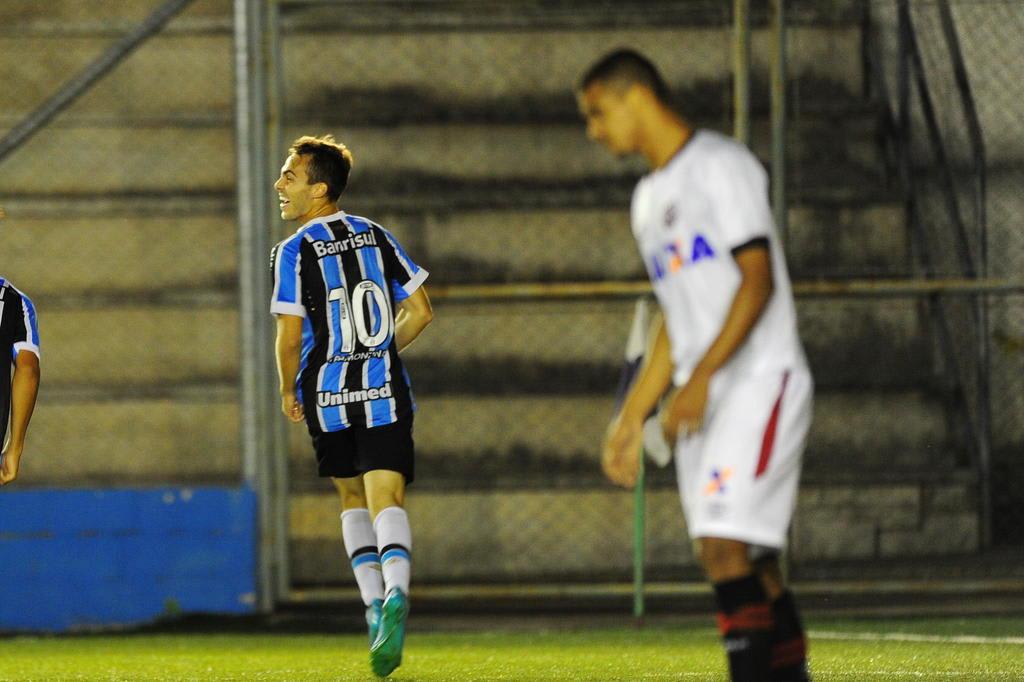 Tontini aposta na versatilidade para crescer no Grêmio: Meia precisa pisar na área