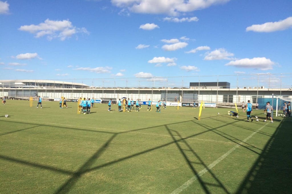 Roger comanda treino técnico de finalização e movimentação ofensiva