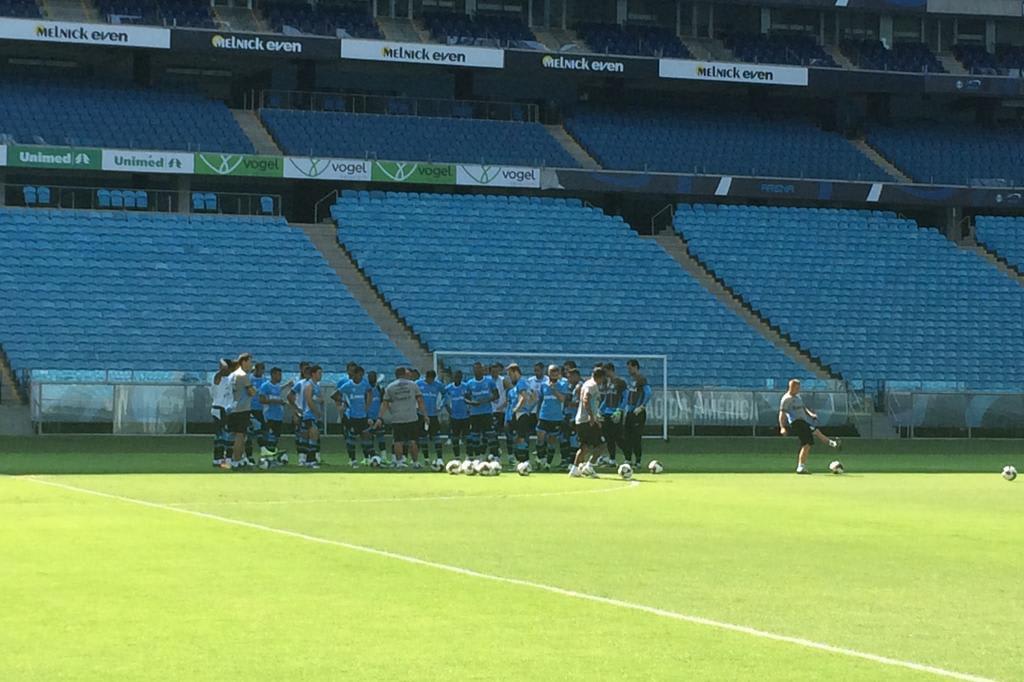 Roger reforça bola aérea em último treino antes do amistoso contra o Danubio