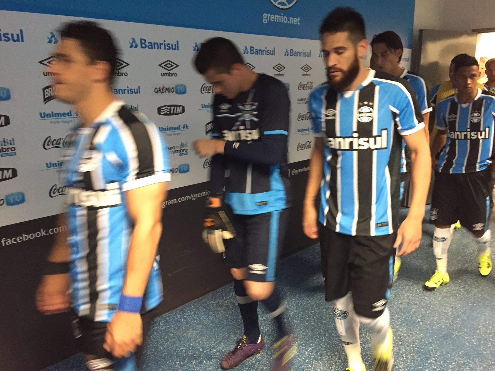 FOTO: Grêmio mostra nova camisa tricolor em amistoso contra o Danubio