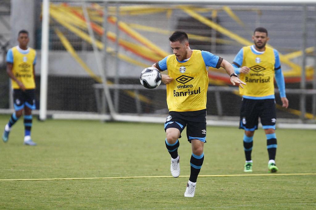 Ramiro se reinventa para assumir titularidade na lateral do Grêmio