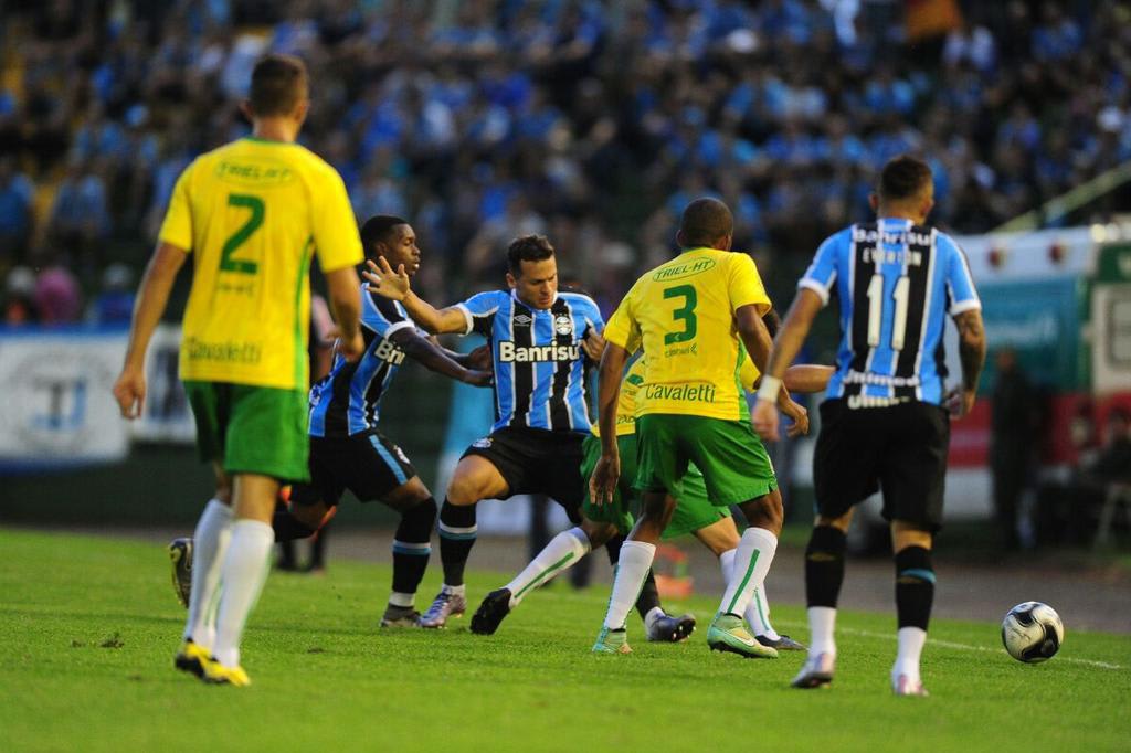 Marcelo Grohe celebra vitória com desfalques: Temos um grupo bom