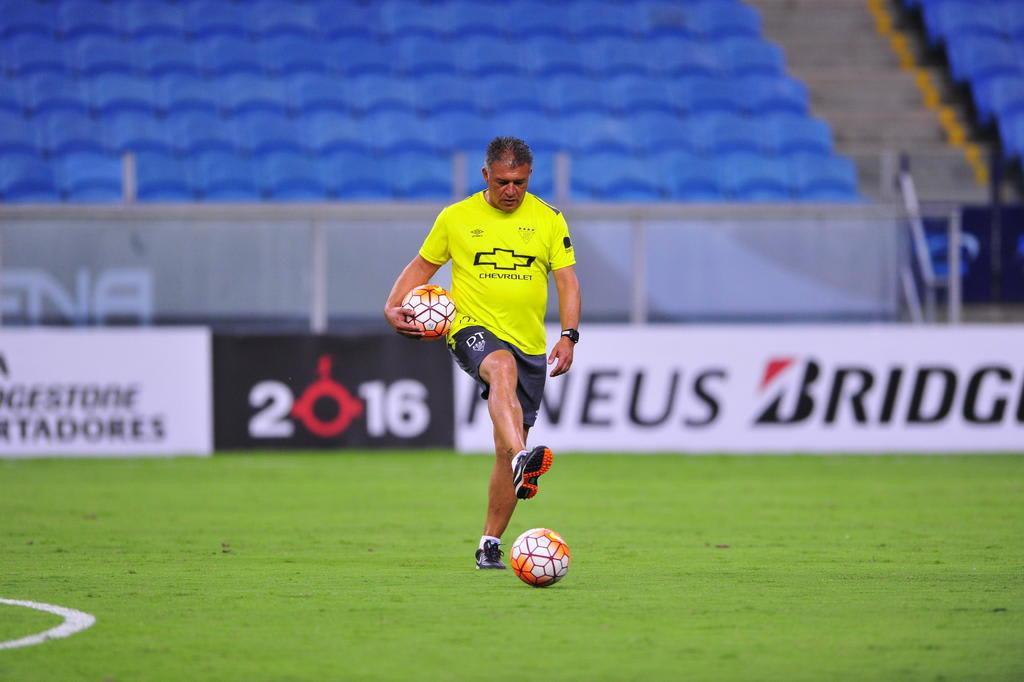 LDU leva 5 a 0 no Equatoriano e pode demitir técnico Claudio Borghi