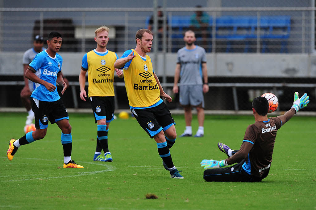 Sem titulares nem Bolaños em treino, Grêmio inicia preparação para enfrentar Rosario Central