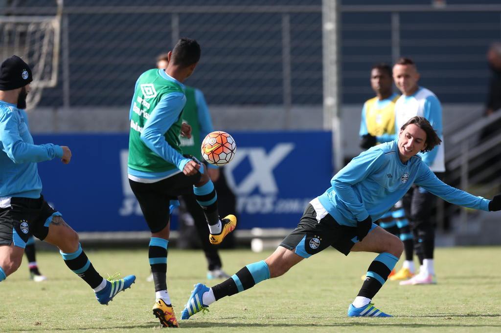 Giuliano é poupado em treino do Grêmio