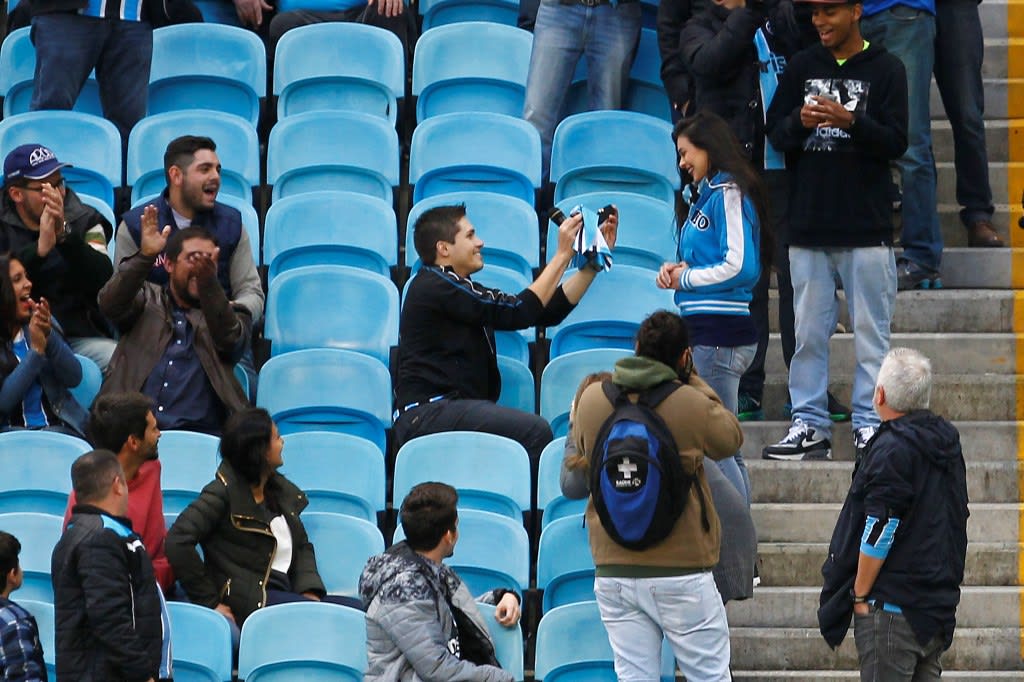 Gremista pede namorada em casamento na Arena: Uni minhas duas paixões, ela e o Grêmio