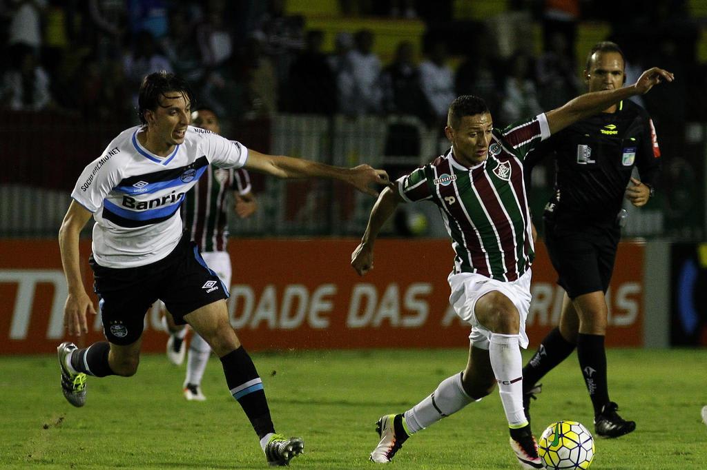 Vice de futebol do Grêmio dispara contra arbitragem: Vai ser conhecido como o jogo da mão