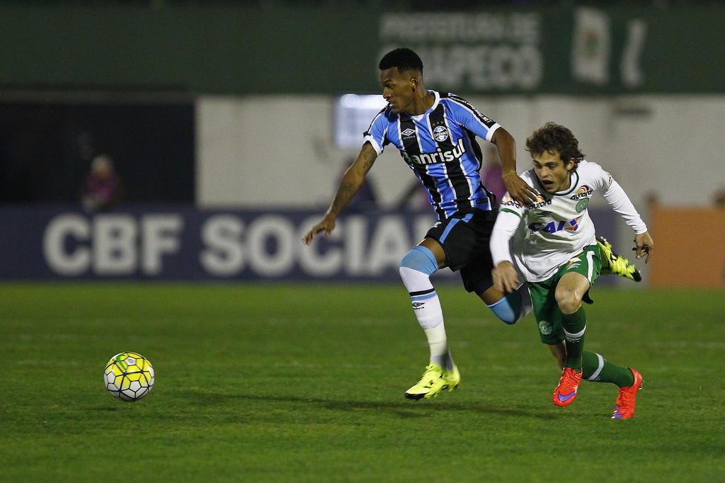 Grêmio volta a falhar na bola aérea e fica no empate em 3 a 3 com a Chapecoense