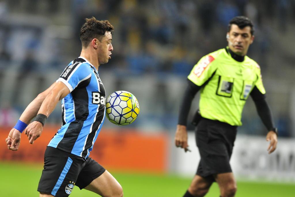 Jogadores do Grêmio reclamam de arbitragem após derrota: Interferiu no resultado