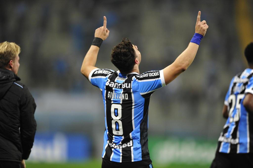 Grêmio abre vantagem, cede empate e busca vitória por 3 a 2 nos minutos finais sobre o Santos