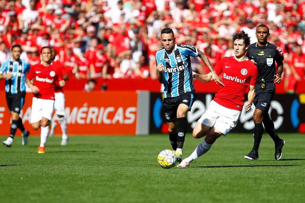 Analistas de arbitragem avaliam lances que causaram reclamação no Gre-Nal