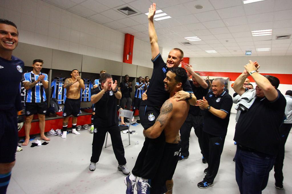 FOTOS: grupo do Grêmio faz a festa no vestiário do Beira-Rio após vitória no clássico