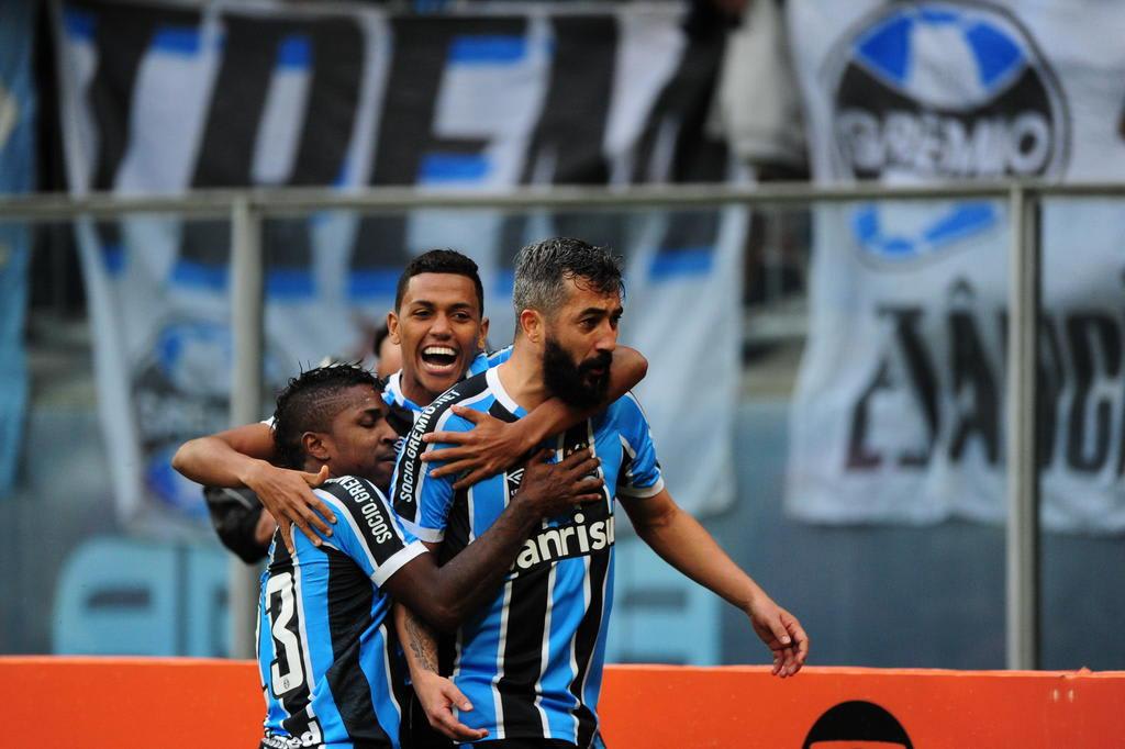 Douglas iguala Giuliano e já é o terceiro maior artilheiro da Arena do Grêmio