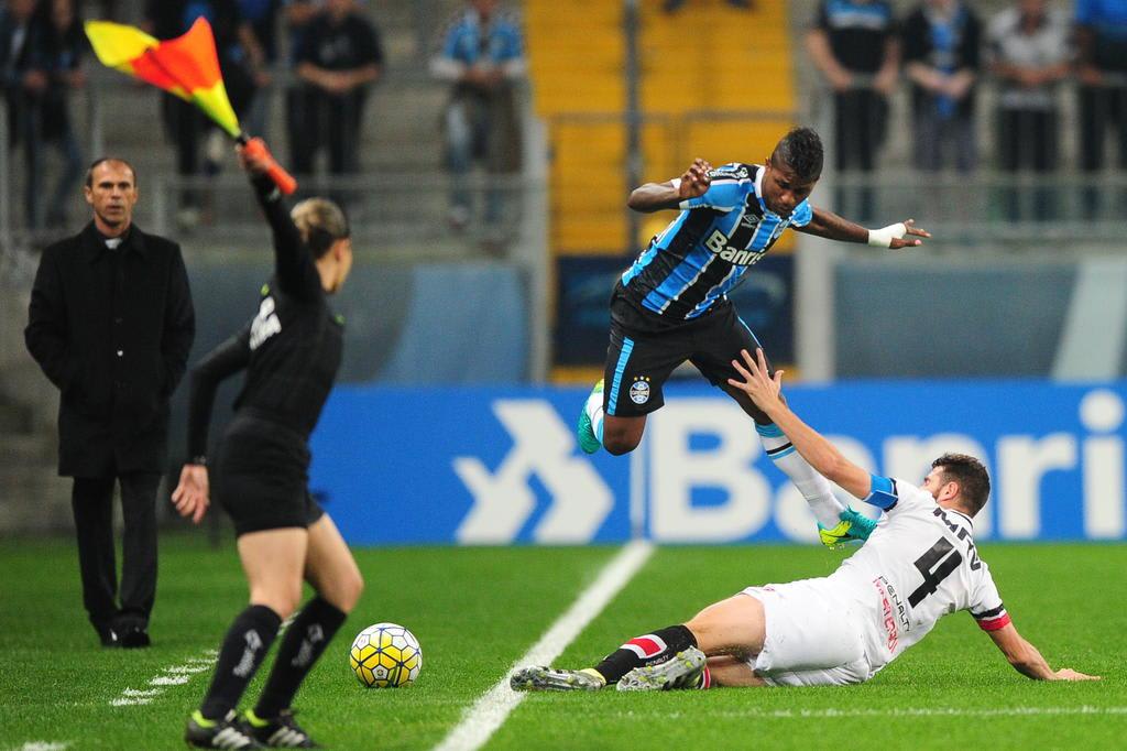 Grêmio joga pouco e fica no empate sem gols com o Santa Cruz