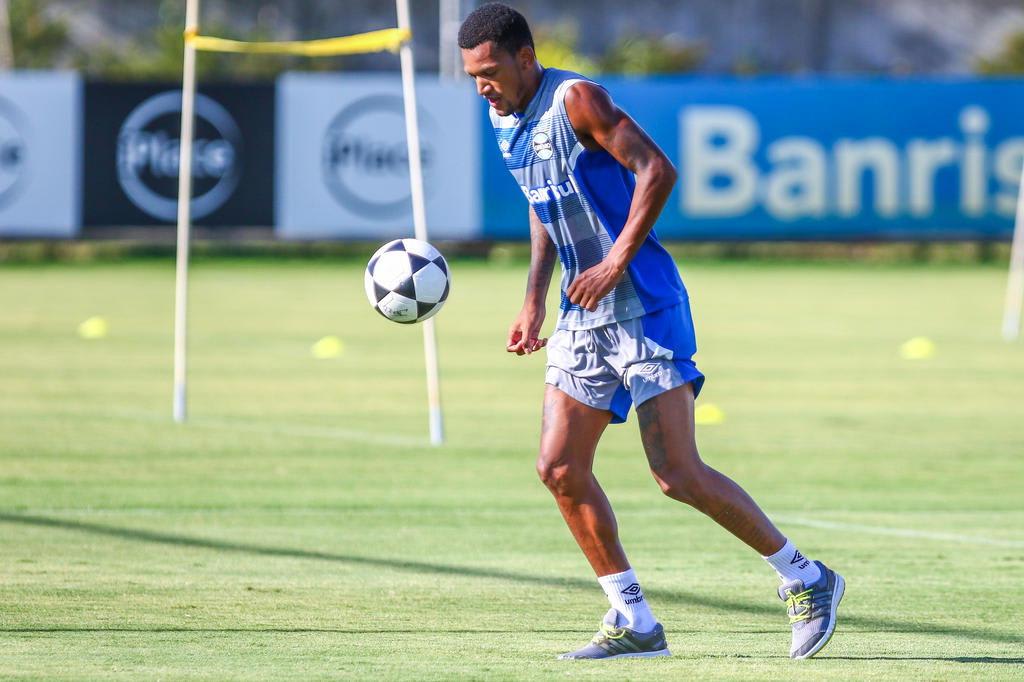 Discreto e eficiente, Jailson se firma no meio de campo do Grêmio