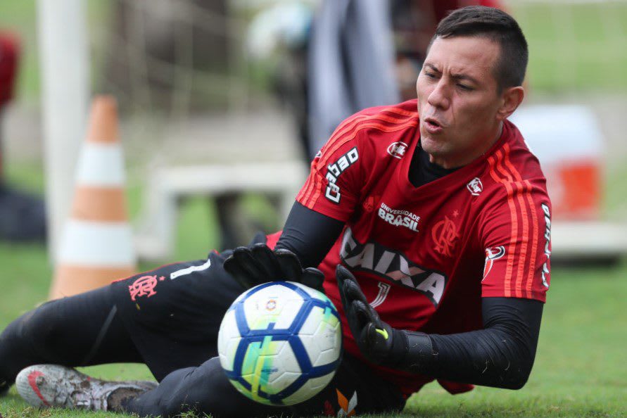 Torcida do Flamengo pede para goleiro Diego Alves se desculpar após polêmica