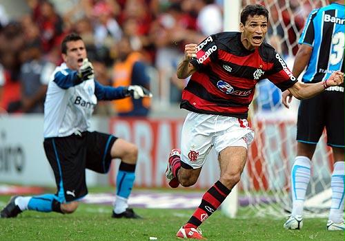 #TBT RUBRO NEGRO: Em 2009, Flamengo vencia Grêmio por 2 a 1 e conquistava o hexa brasileiro