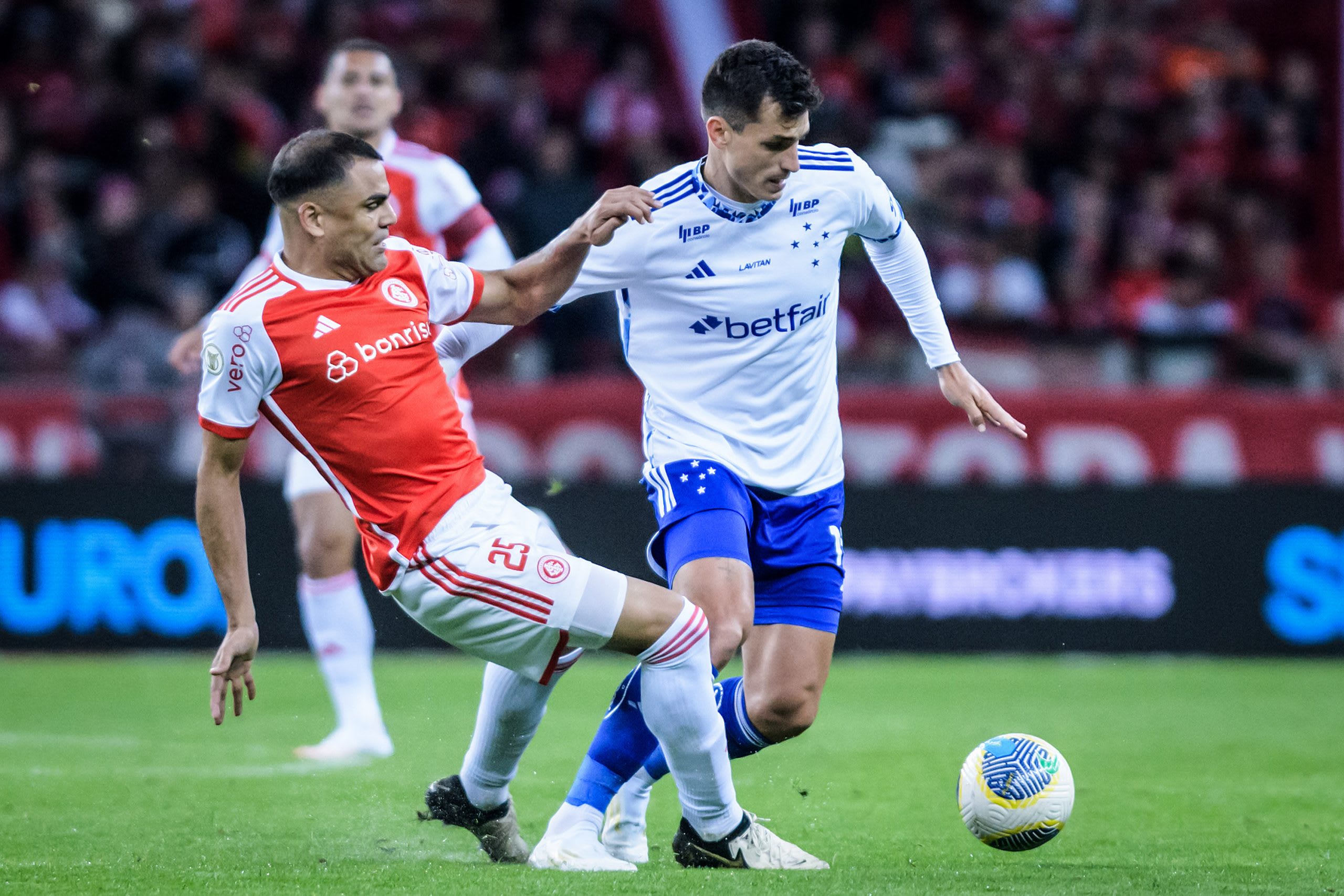 Mesmo com um a mais, Cruzeiro amarga empate com o Internacional e segue fora do G6