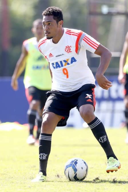 Flamengo volta à carga para vender Hernane e mira William José