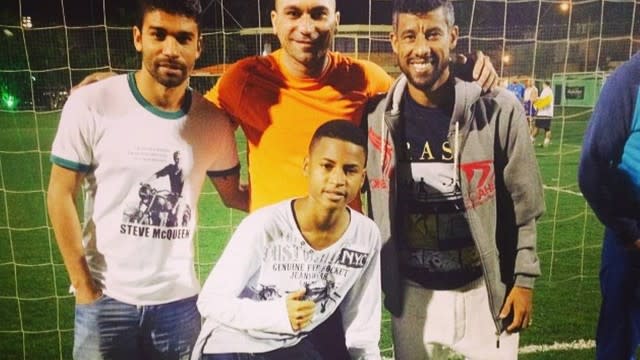 Acertado com o Flamengo, Eduardo da Silva e Leo Moura se encontram em jogo: entrosamento de Vila Kennedy